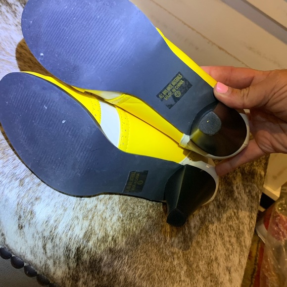 Chase & Chloe 7.5 yellow and white heels. - Picture 5 of 7